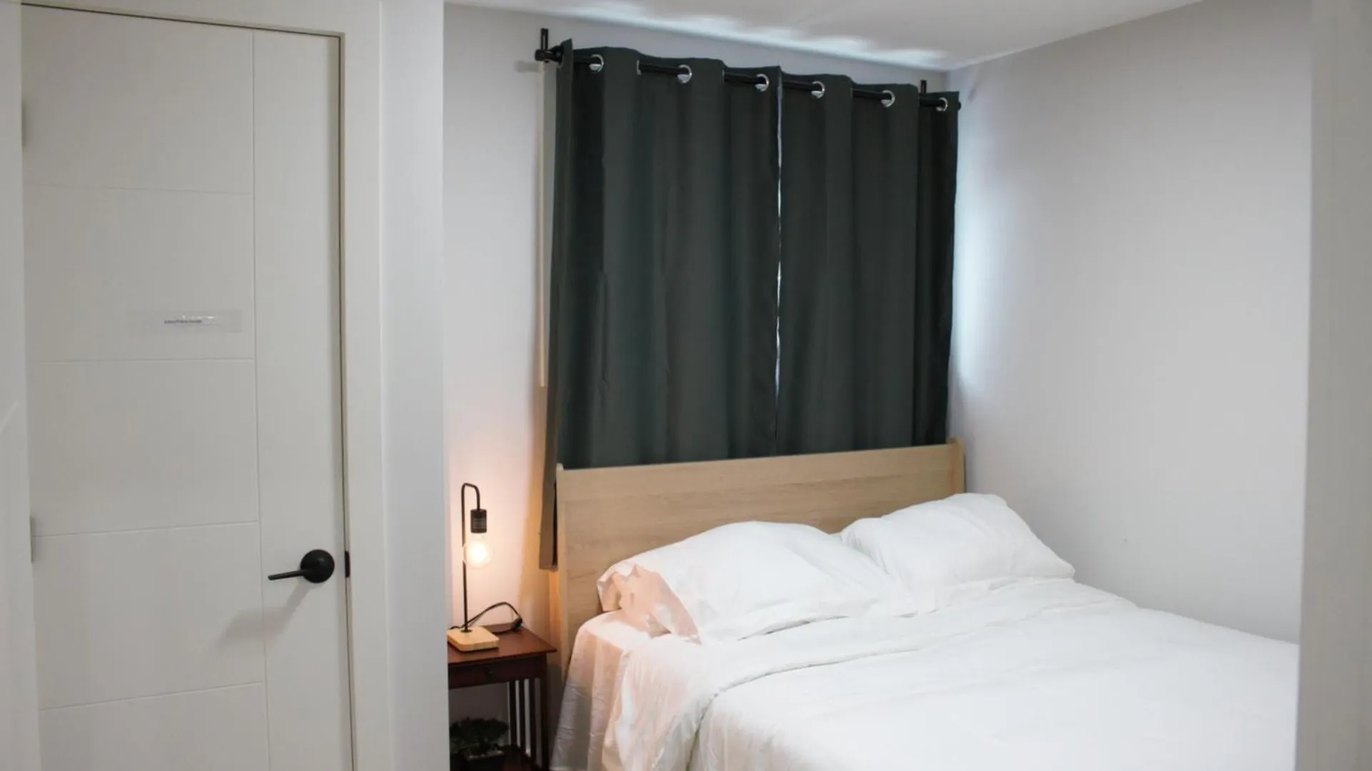 Rockpark Private 2 Bedroom 1 Bathroom Basement Suite 0*, Calgary