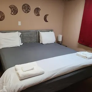 Cozy With Comfortable Beds And Fully Equipped Kitchen 15 Mins Drive From Airport, Downtown, Sait And U Of C And 80 Min Drive To Banff Calgary